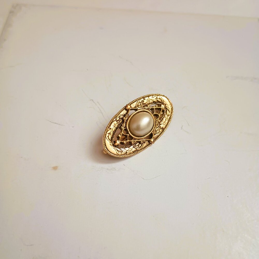 Oval Filigree Pearl Cabochon Brooch Small Vintage Gold Tone Openwork Pin Jewelry